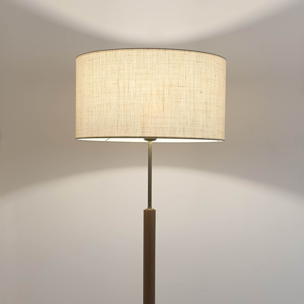 Alia luminaria de pie madera nogal laton lino_D-Luz_02.webp
