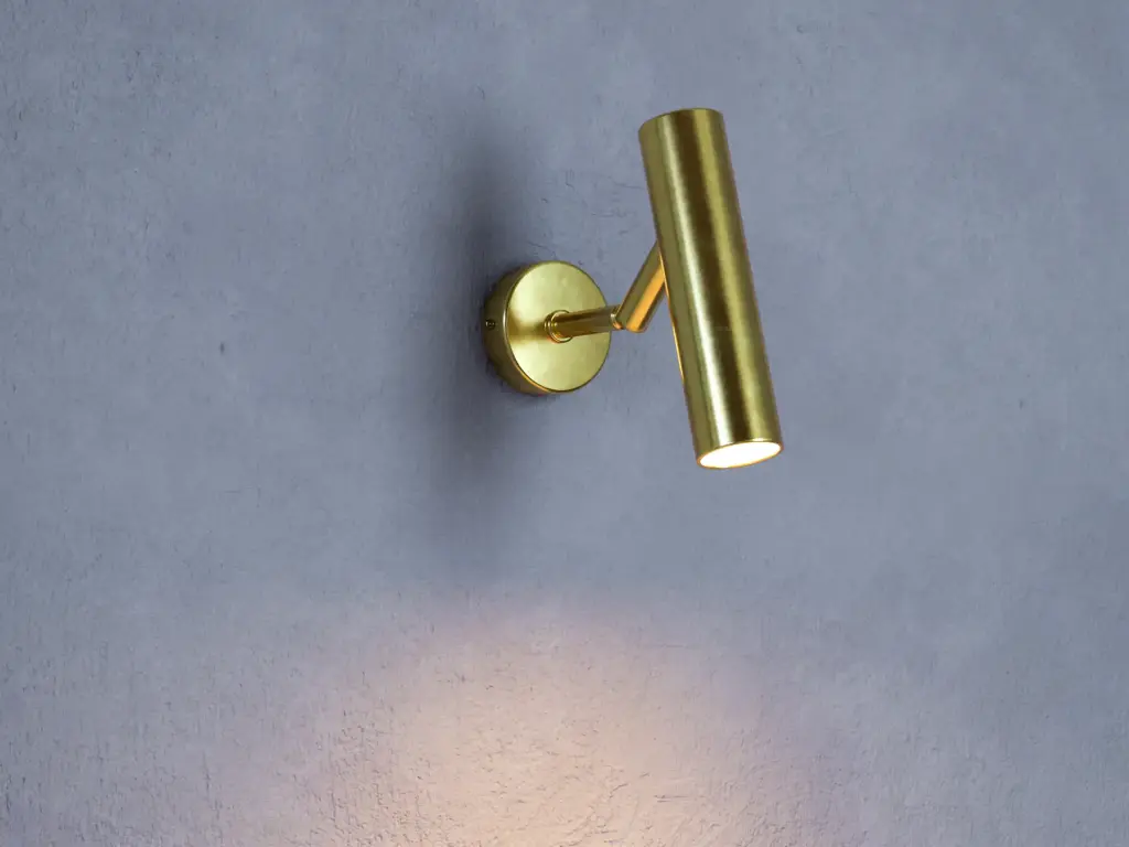 Adhil (Latón natural, sin barniz ni tratamiento, suele tener manchas naturales del material)